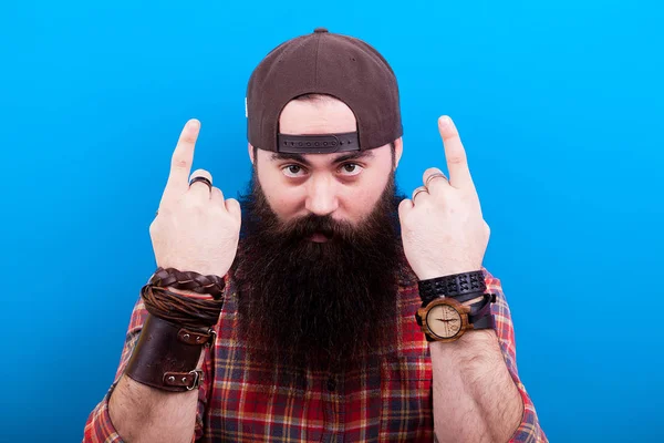 Hipster-Mann mit langem Bart zeigt mit beiden Händen nach oben — Stockfoto