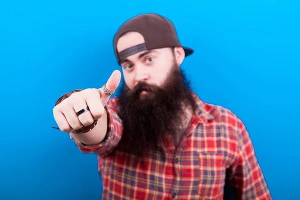 Homem de barba longa mostrando polegares até a câmera e apenas o ha — Fotografia de Stock