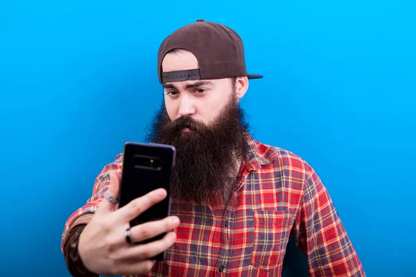 Μεγάλη γενειοφόρος hipster άνδρα, λαμβάνοντας μια selfie — Φωτογραφία Αρχείου