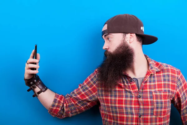 Γενειοφόρος hipster με ένα καπέλο λαμβάνοντας μια selfie — Φωτογραφία Αρχείου
