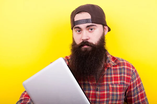 Portrait d'un étudiant à longue barbe avec un ordinateur portable dans les mains — Photo