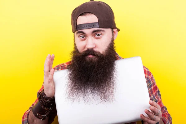 Cool étudiant hipster avec longue barbe — Photo