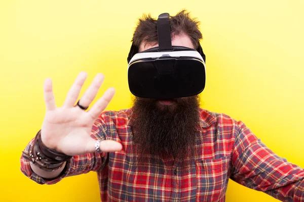 Langbärtiger Hipster mit Virtual-Reality-Headset — Stockfoto