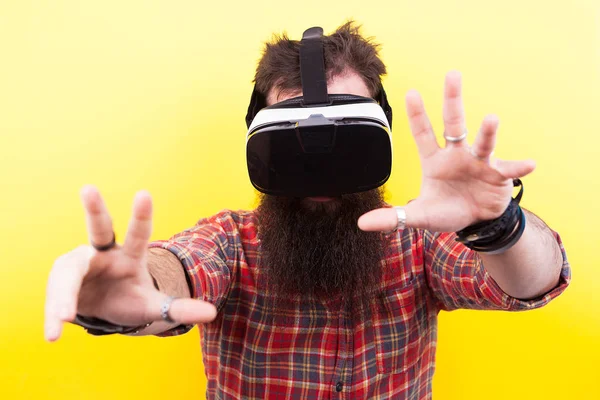 Homme hipster barbu long portant un casque de réalité virtuelle — Photo