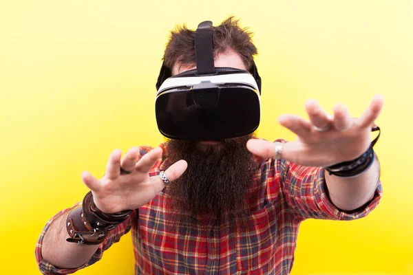 Homme hipster barbu long portant un casque de réalité virtuelle — Photo