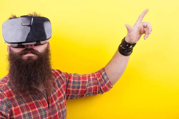 Homem Hipster com barba longa usando um fone de ouvido de realidade virtual VR — Fotografia de Stock