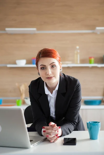 Retrato de mulher de negócios em sua cozinha depois do trabalho — Fotografia de Stock