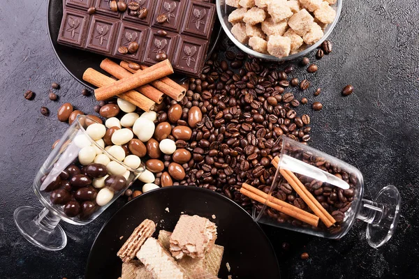 Vista dall'alto di zucchero di canna, tavolette di cioccolato e bastoncini di cannella — Foto Stock