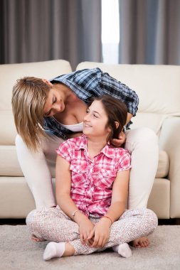 Annesi onun kızı saç tarama