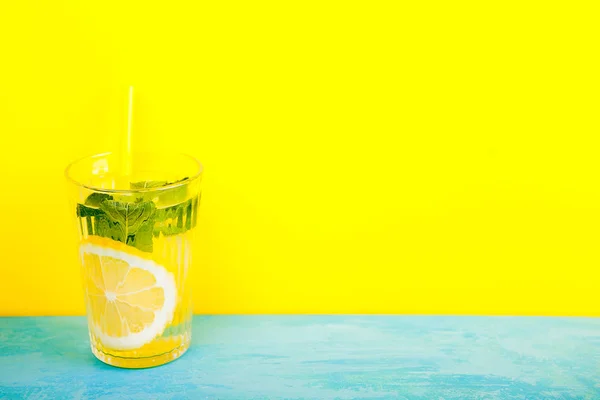 黄色の背景の上の有機と新鮮なレモネードのガラス — ストック写真