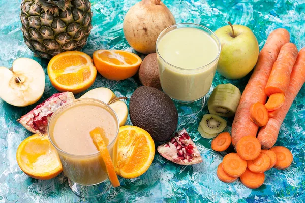Bril met detox smoothie omringd door fruit — Stockfoto
