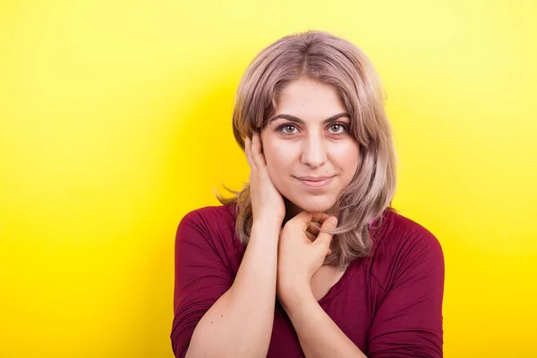 Retrato de bela jovem mulher sobre fundo amarelo — Fotografia de Stock