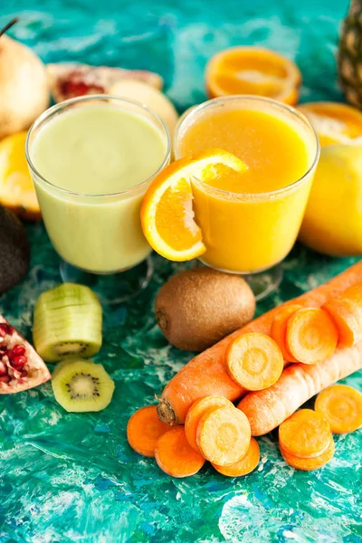 Biologische verse detox smoothies omringd door fruit en groente — Stockfoto