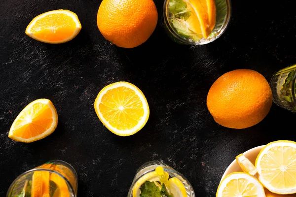 Top view of cold delicous orangeade in glasses next to organic fruits — Stock Photo, Image