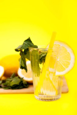Organik meyve taze Detoks limon suyundan yapılmıştır