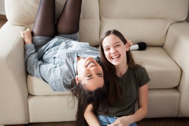 İki kız kardeş evde eğlenmek