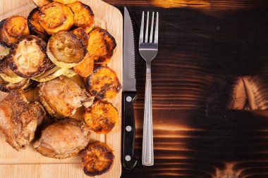 Izgara tavuk eti yanında ızgara sebze