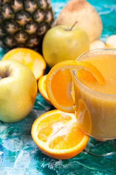 Витамин здоровый сок рядом с фруктами он был сделан из — стоковое фото