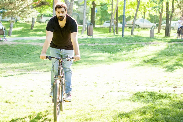 Jovem montando uma bicicleta — Fotografia de Stock