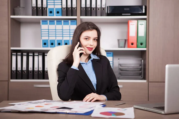 Sorridente donna d'affari che parla al telefono — Foto Stock