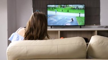 Kadın ve kızı komik TV izliyor