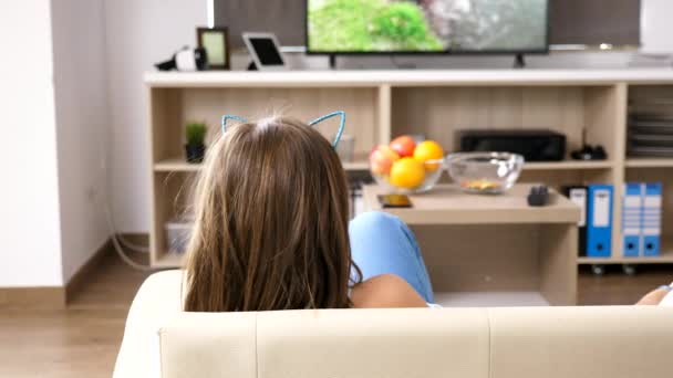 Hija con su madre están mirando videos divertidos — Vídeos de Stock