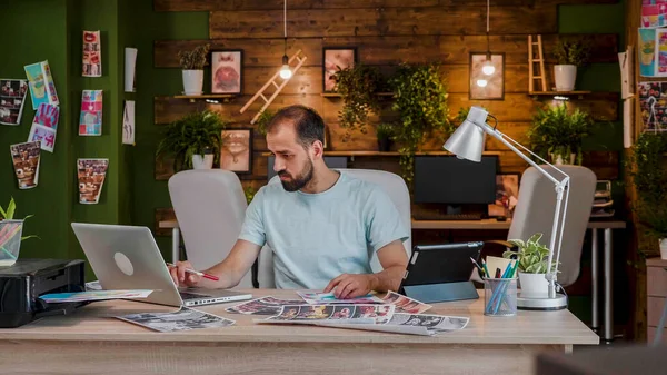 Jovem designer trabalhando em um laptop em um escritório moderno — Fotografia de Stock