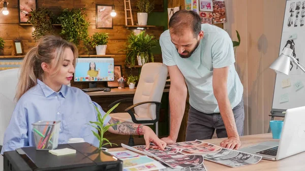 Två kreativa designers gör brainstorming för att välja de bästa bilderna för det nya projektet — Stockfoto