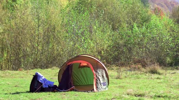 Vänner som har en generator för camping i berget — Stockvideo