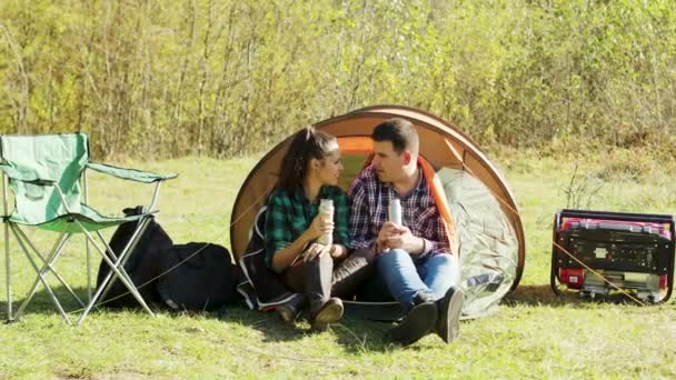 Casal bonito ter uma conversa na barraca de acampamento — Vídeo de Stock