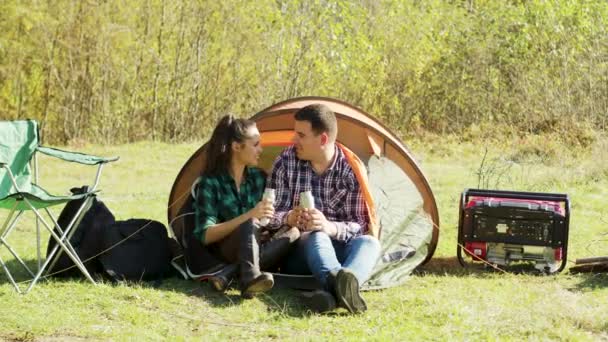 Fiatal barátja megoszt egy történetet a barátnőjével — Stock videók