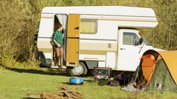 Beau jeune couple sortant de leur camping-car rétro — Video