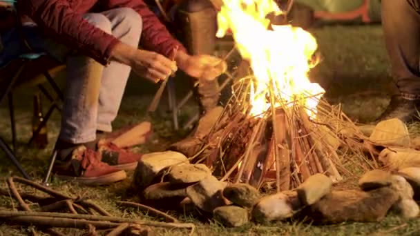 Images de main de l'homme faisant feu de camp pour ses amis dans une nuit froide — Video