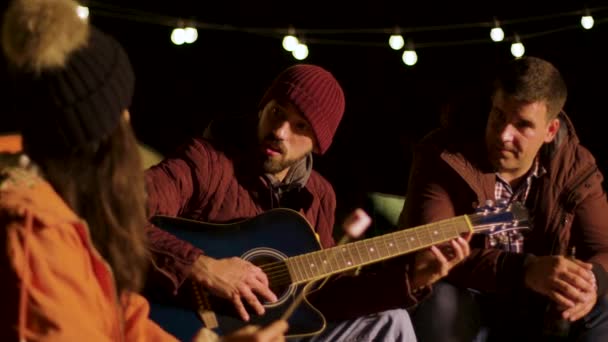 Amigos disfrutando de un solo de guitarra de uno de sus amigos — Vídeos de Stock