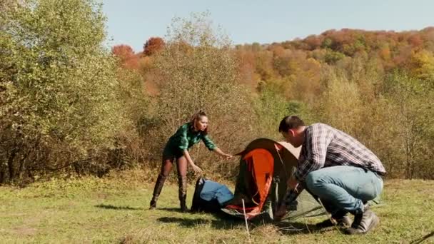 Tourist and his girlfriend setting up the camping tent — Stockvideo