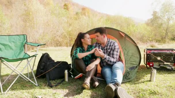 Atractiva pareja joven acurrucándose en un cómodo camping — Vídeos de Stock