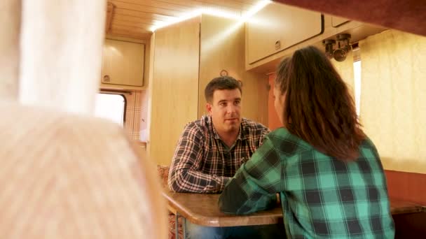 Caucásico pareja teniendo una conversación en su retro camper van — Vídeos de Stock