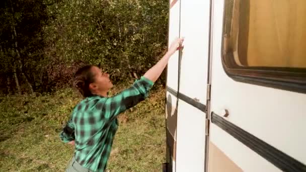 Bir çift, dağ ormanında yürüdükten sonra eski karavanlarına biniyor. — Stok video