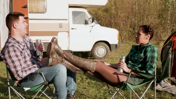 Kaukasische copuple ontspannen samen op camping stoelen — Stockvideo