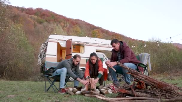 Group of friends preparing the camping fire — Stockvideo