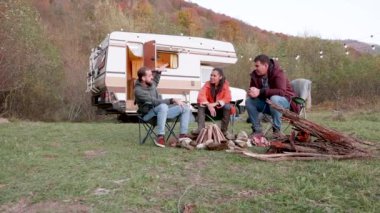 Sakallı arkadaş arkadaşlarına bir hikaye anlatıyor.