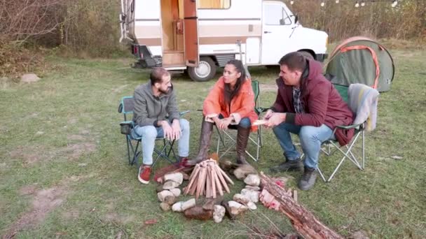 Caucasian friend around camping fire in the mountains — Stockvideo