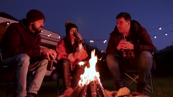 Caucásico barbudo hombre contar una historia a sus amigos alrededor de camping fuego — Vídeo de stock