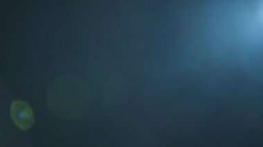 Stüdyoda mavi ışık için farklı mercek ışığı efekti