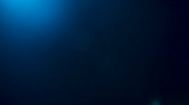 Farklı yoğunluktaki mavi mercekler organik olarak yakalanır.