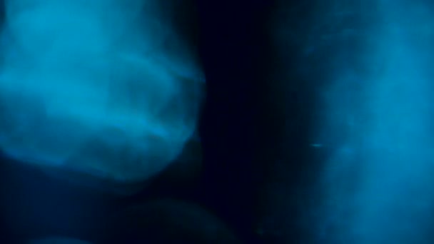 Mavi kara zemin üzerinde mavi ışık parlaması — Stok video