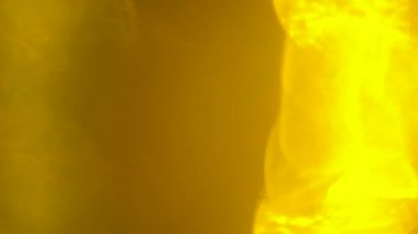 Parlak bokeh ile izole edilmiş sıcak mercek parlamaları