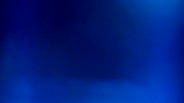 Transición de luz azul con resplandores sobre fondo negro — Vídeo de stock