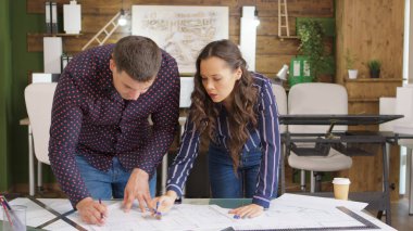 Yaratıcılık bürosunda mimarlardan oluşan bir ekip çalışıyor.