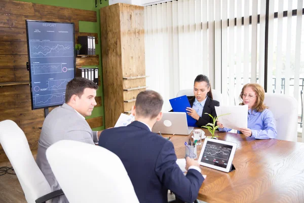 Persone adulte che lavorano in modo produttivo al progetto aziendale insieme — Foto Stock